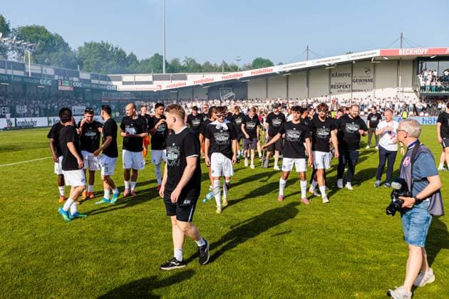 Die Mannschaft von SC Verl jubelt nach dem Sieg im Finale des Krombacher Westfalenpokal GER, SC Verl vs. SF Lotte, Fussball, Westfalenpokal, Finale, Spielzeit 2025 2026, 23.05.2026 DFL Regulations prohibit any use of photographers as image sequences and or quasi-video. GER, SC Verl vs. SF Lotte, Fussball, Westfalenpokal, Finale, Spielzeit 2025 2026, 23.05.2026 Verl Copyright: xEibner-Pressefoto JanxRollingerx EP_JSK