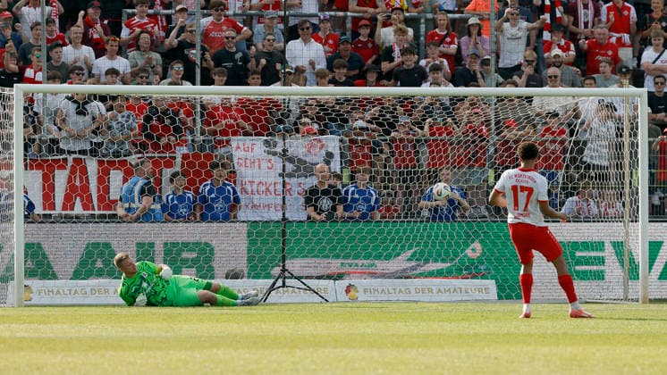 Liam Omore (Würzburger Kickers) schießt die Würzburger Kickers im Elfmeterschießen zum Pokalsieger im Finale des Bayerischen Toto-Pokals zwischen dem FC Würzburger Kickers und dem TSV 1860 München im Stadion am Dallenberg, Würzburg, Deutschland, am 23. Mai 2026. Copyright: HMBxMedia xHeikoxBecker