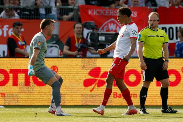 v.l.n.r.: Torwart Johann Hipper (Würzburger Kickers) und Liam Omore (Würzburger Kickers) jubeln nach dem Sieg gegen 1860 im Finale des Bayerischen Toto-Pokals zwischen dem FC Würzburger Kickers und dem TSV 1860 München im Stadion am Dallenberg, Würzburg, Deutschland, am 23. Mai 2026. Copyright: HMBxMedia xHeikoxBecker