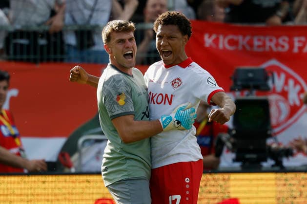 v.l.n.r.: Torwart Johann Hipper (Würzburger Kickers) und Liam Omore (Würzburger Kickers) jubeln nach dem Sieg gegen 1860 im Finale des Bayerischen Toto-Pokals zwischen dem FC Würzburger Kickers und dem TSV 1860 München im Stadion am Dallenberg, Würzburg, Deutschland, am 23. Mai 2026. *** from left to right Goalkeeper Johann Hipper Würzburger Kickers and Liam Omore Würzburger Kickers cheer after the victory against 1860 in the final of the Bavarian Toto Cup between FC Würzburger Kickers and TSV 1860 Munich at Stadion am Dallenberg, Würzburg, Germany, May 23, 2026 Copyright: HMBxMedia xHeikoxBecker