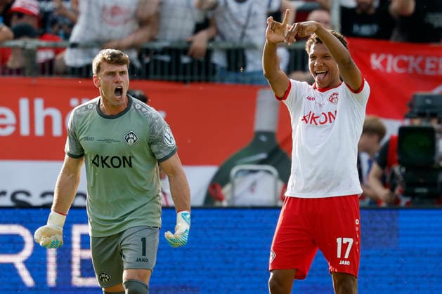 v.l.n.r.: Torwart Johann Hipper (Würzburger Kickers) und Liam Omore (Würzburger Kickers) jubeln nach dem Sieg gegen 1860 im Finale des Bayerischen Toto-Pokals zwischen dem FC Würzburger Kickers und dem TSV 1860 München im Stadion am Dallenberg, Würzburg, Deutschland, am 23. Mai 2026. Copyright: HMBxMedia xHeikoxBecker