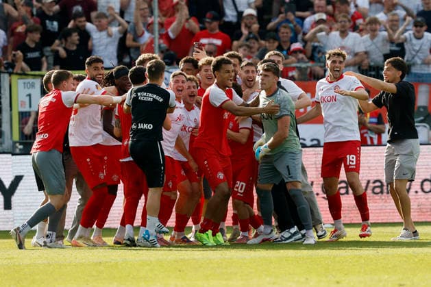 Die Würzburger Kickers Jubeln nach dem Sieg im Finale gegen 1860 im Finale des Bayerischen Toto-Pokals zwischen dem FC Würzburger Kickers und dem TSV 1860 München im Stadion am Dallenberg, Würzburg, Deutschland, am 23. Mai 2026. Copyright: HMBxMedia xHeikoxBecker