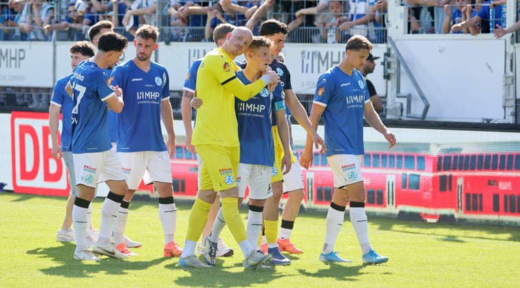 Stuttgart-Degerloch, Fußball Wfv-Pokalfinale Stuttgarter Kickers vs. SG Sonnenhof Großaspach, enttäuschte Stuttgarter vorne v.l. Torwart Felix Dornebosch umarmt Nico Blank (Kickers)