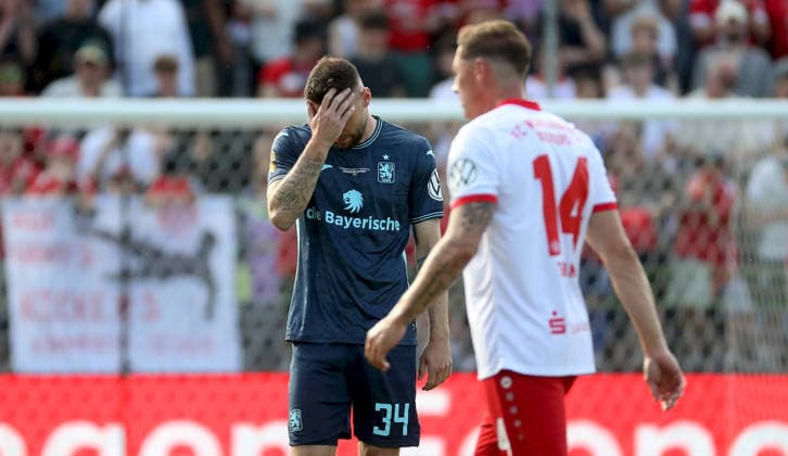 23.05.2026, xfsx, Herren, Fussball, Saison 2025 2026, BFV Verbandspokal, Finale: FC Wuerzburger Kickers - TSV 1860 Muenchen v.li.: Patrick Hobsch (TSV 1860 Muenchen) enttaeuscht schauend, Enttaeuschung, disappointed, Martin Thomann (FC Wuerzburger Kickers) Wuerzburg AKON ARENA Bayern Deutschland *** 23 05 2026, xfsx, Herren, Fußball, Saison 2025 2026, BFV Verbandspokal, Finale FC Wuerzburger Kickers TSV 1860 Muenchen v li Patrick Hobsch TSV 1860 Muenchen enttaeuschtend schauen, Enttaeuschtung, disappointed, Martin Thomann FC Wuerzburger Kickers Wuerzburg AKON ARENA Bayern Deutschland