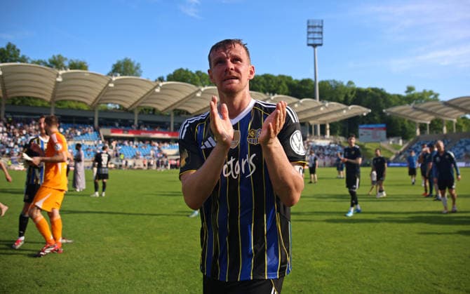 23.05.2026, Fussball, Herren, Sparkassen-Pokal Saarland Finale, Saison 2025 2026, 1. FC Saarbrücken - FC 08 Homburg, Manuel Zeitz (1. FC Saarbruecken) bei seiner letzten Runde durch das Ludwigsparkstadion in Saarbrücken Saarbrücken Ludwigsparkstadion Saarland Deutschland (DEU) Copyright: xFabianxKleerx