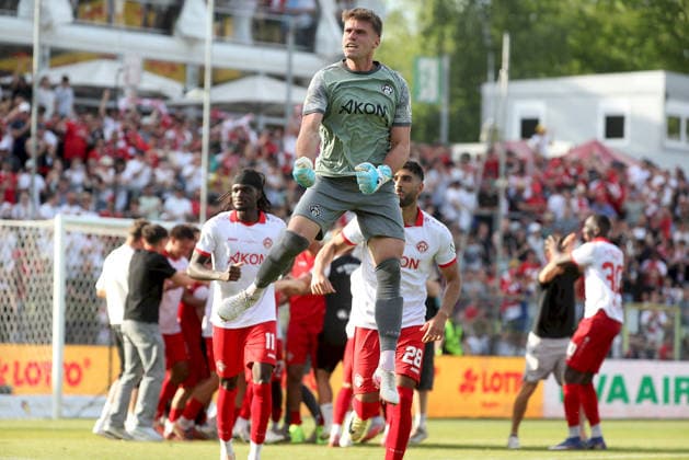 23.05.2026, xfsx, Herren, Fussball, Saison 2025 2026, BFV Verbandspokal, Finale: FC Wuerzburger Kickers - TSV 1860 Muenchen v.li.: Johann Hipper (FC Wuerzburger Kickers) jubelt nach Spielende Wuerzburg AKON ARENA Bayern Deutschland