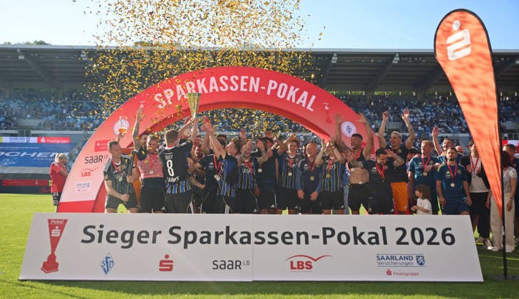 23.05.2026, Fussball, Herren, Sparkassen-Pokal Saarland Finale, Saison 2025 2026, 1. FC Saarbrücken - FC 08 Homburg, Die Mannschaft des 1. FC Saarbrücken bejubelt den Pokalsieg Saarbrücken Ludwigsparkstadion Saarland Deutschland (DEU) Copyright: xFabianxKleerx