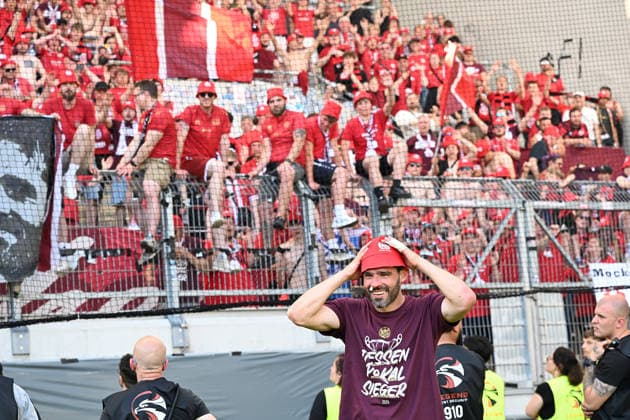 23.05.2026, xpsx, Fußball Finale Hessenpokal, SG Barockstadt Fulda-Lehnerz - SV Wehen Wiesbaden v.l. Jubel, Freude über den Pokalsieg Sascha Mockenhaupt (SV Wehen Wiesbaden) (DFL DFB REGULATIONS PROHIBIT ANY USE OF PHOTOGRAPHS as IMAGE SEQUENCES and or QUASI-VIDEO) Offenbach