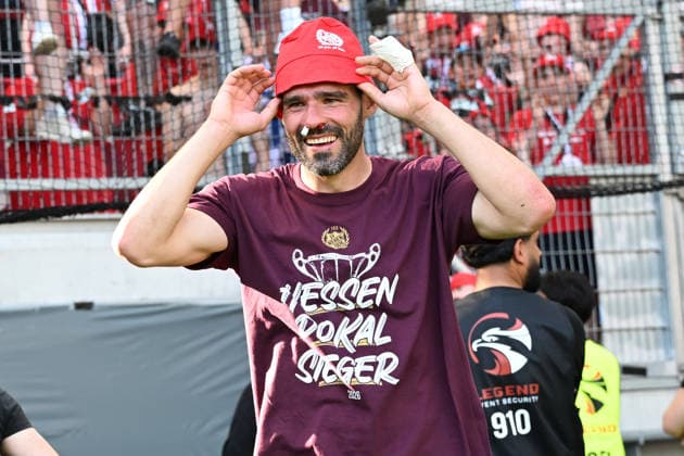 23.05.2026, xpsx, Fußball Finale Hessenpokal, SG Barockstadt Fulda-Lehnerz - SV Wehen Wiesbaden v.l. Jubel, Freude über den Pokalsieg Sascha Mockenhaupt (SV Wehen Wiesbaden) (DFL DFB REGULATIONS PROHIBIT ANY USE OF PHOTOGRAPHS as IMAGE SEQUENCES and or QUASI-VIDEO) Offenbach