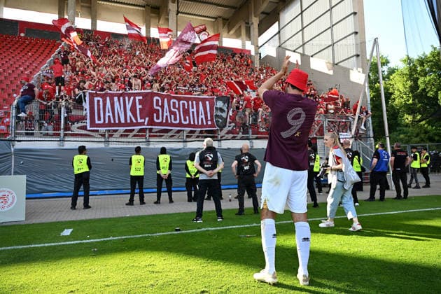 23.05.2026, xpsx, Fußball Finale Hessenpokal, SG Barockstadt Fulda-Lehnerz - SV Wehen Wiesbaden v.l. Jubel, Freude über den Pokalsieg Sascha Mockenhaupt (SV Wehen Wiesbaden) (DFL DFB REGULATIONS PROHIBIT ANY USE OF PHOTOGRAPHS as IMAGE SEQUENCES and or QUASI-VIDEO) Offenbach