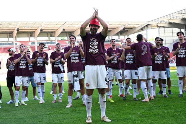 23.05.2026, xpsx, Fußball Finale Hessenpokal, SG Barockstadt Fulda-Lehnerz - SV Wehen Wiesbaden v.l. Jubel, Freude über den Pokalsieg Sascha Mockenhaupt (SV Wehen Wiesbaden) (DFL DFB REGULATIONS PROHIBIT ANY USE OF PHOTOGRAPHS as IMAGE SEQUENCES and or QUASI-VIDEO) Offenbach