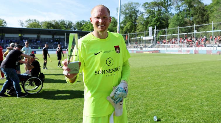 Stuttgart-Degerloch, Fußball Wfv-Pokalfinale Stuttgarter Kickers vs. SG Sonnenhof Großaspach, Maximilian Reule (Sonnenhof) wird als bester Spieler des Turniers ausgezeichnet