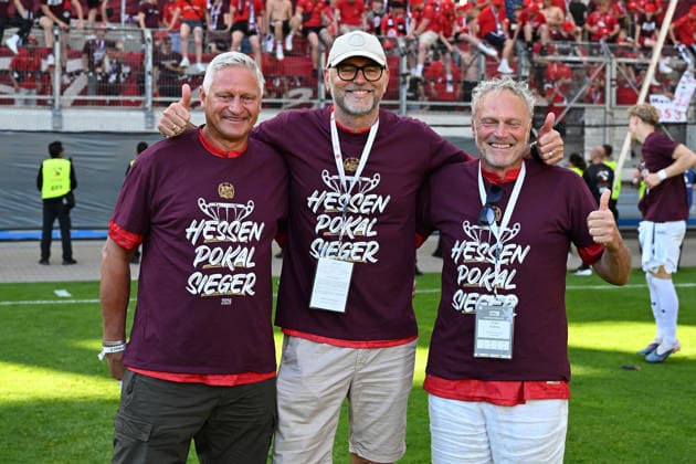 23.05.2026, xpsx, Fußball Finale Hessenpokal, SG Barockstadt Fulda-Lehnerz - SV Wehen Wiesbaden v.l. Jubel, Freude über den Pokalsieg Stefan Blöcher, Markus Hankammer und Vize-Präsident Jürgen Fladung (SV Wehen Wiesbaden) (DFL DFB REGULATIONS PROHIBIT ANY USE OF PHOTOGRAPHS as IMAGE SEQUENCES and or QUASI-VIDEO) Offenbach