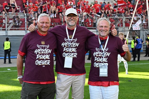 23.05.2026, xpsx, Fußball Finale Hessenpokal, SG Barockstadt Fulda-Lehnerz - SV Wehen Wiesbaden v.l. Jubel, Freude über den Pokalsieg Stefan Blöcher, Markus Hankammer und Vize-Präsident Jürgen Fladung (SV Wehen Wiesbaden) (DFL DFB REGULATIONS PROHIBIT ANY USE OF PHOTOGRAPHS as IMAGE SEQUENCES and or QUASI-VIDEO) Offenbach