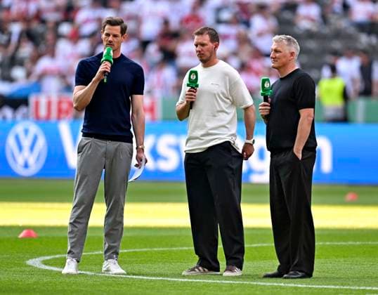 23.05.2026, Fussball DFB-Pokal 2025 2026, Finale, FC Bayern München - VfB Stuttgart, im Olympiastadion Berlin. Trainer Julian Nagelsmann (Deutschland) bei Interview v.l. Alexander Schlüter (Deutschland), Trainer Julian Nagelsmann (Deutschland) und TV Experte Bastian Schweinsteiger (Deutschland).