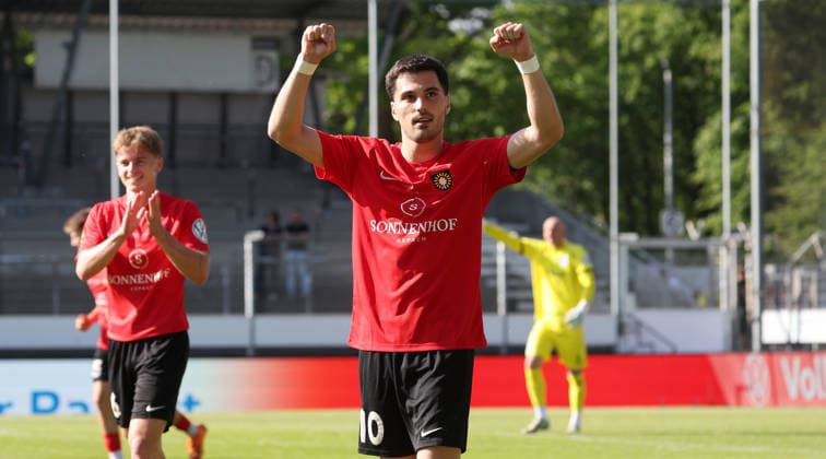 Stuttgart-Degerloch, Fußball Wfv-Pokalfinale Stuttgarter Kickers vs. SG Sonnenhof Großaspach, Torschütze Mert Tasdelen (Sonnenhof) jubelt und ballt die Fäuste