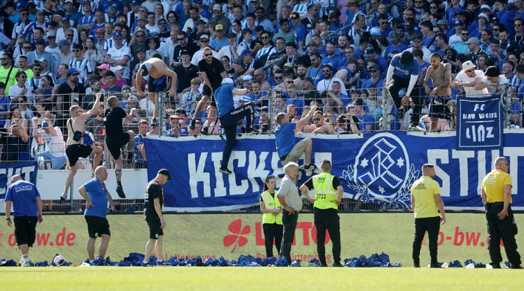 Stuttgart-Degerloch, Fußball Wfv-Pokalfinale Stuttgarter Kickers vs. SG Sonnenhof Großaspach, Fans kletten über den Zaun im Stuttgarter B-Block