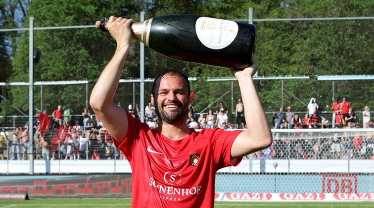Stuttgart-Degerloch, Fußball Wfv-Pokalfinale Stuttgarter Kickers vs. SG Sonnenhof Großaspach, Fabian Eisele (Sonnenhof) jubelt mit großer Sektflasche