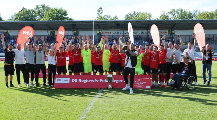 Stuttgart-Degerloch, Fußball Wfv-Pokalfinale Stuttgarter Kickers vs. SG Sonnenhof Großaspach, die SG Sonnenhof jubelt über den Sieg, vorn Trainer Pascal Reinhardt mit Pokal