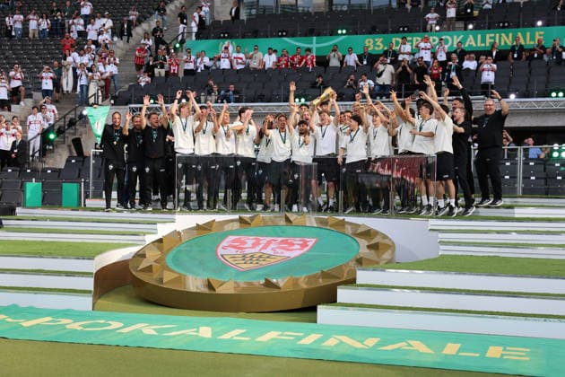 23.05.26 DFB-Pokal Finale 2026 FC Bayern München - VfB Stuttgart Deutschland, Berlin, 23.05.2026, Fussball, Saison 2025 2026, U19 VfB Stuttgart im Berliner Olympiastadion bei der Pokalübergabe. Mit dem Pokal: VfB Kapitän Yanik Spalt.