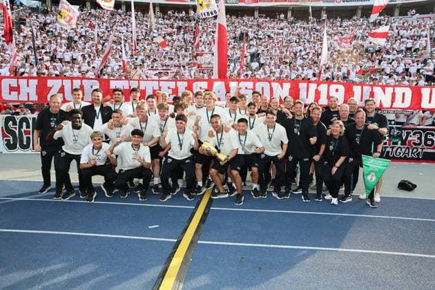 23.05.26 DFB-Pokal Finale 2026 FC Bayern München - VfB Stuttgart Deutschland, Berlin, 23.05.2026, Fussball, Saison 2025 2026, U19 VfB Stuttgart im Berliner Olympiastadion bei der Pokalübergabe. Mit dem Pokal: VfB Kapitän Yanik Spalt.