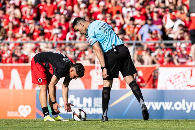 Finaltag der Amateure 2026: SC Fortuna Köln - FC Viktoria Köln; Sportpark Höhenberg, Köln; 23.05.2026 Taylan Duman (FC Viktoria Köln, 4) bei Elfmeterschießen, Elfmeter, Martin Petersen (Schiedsrichter, Stuttgart) Finaltag der Amateure 2026: SC Fortuna Köln - FC Viktoria Köln; Sportpark Höhenberg, Köln; 23.05.2026 Copyright: xBEAUTIFULxSPORTS Buriakovx