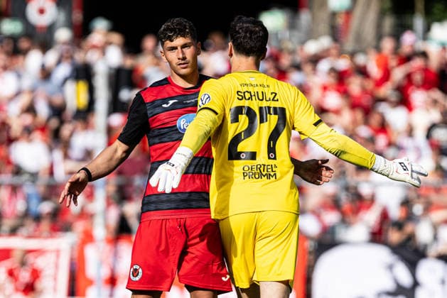 Finaltag der Amateure 2026: SC Fortuna Köln - FC Viktoria Köln; Sportpark Höhenberg, Köln; 23.05.2026 Taylan Duman (FC Viktoria Köln, 4) bei Elfmeterschießen, Elfmeter. Arne Schulz (FC Viktoria Köln, 27) Finaltag der Amateure 2026: SC Fortuna Köln - FC Viktoria Köln; Sportpark Höhenberg, Köln; 23.05.2026 Copyright: xBEAUTIFULxSPORTS Buriakovx