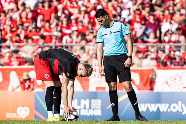 Finaltag der Amateure 2026: SC Fortuna Köln - FC Viktoria Köln; Sportpark Höhenberg, Köln; 23.05.2026 Lars Dietz (FC Viktoria Köln, 2), Martin Petersen (Schiedsrichter, Stuttgart) bei Elfmeterschießen, Elfmeter. Martin Petersen (Schiedsrichter, Stuttgart) Finaltag der Amateure 2026: SC Fortuna Köln - FC Viktoria Köln; Sportpark Höhenberg, Köln; 23.05.2026 Copyright: xBEAUTIFULxSPORTS Buriakovx