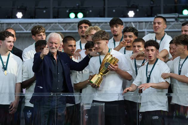 Sport Bilder des Tages 23.05.26 DFB-Pokal Finale 2026 FC Bayern München - VfB Stuttgart Deutschland, Berlin, 23.05.2026, Fussball, Saison 2025 2026, DFB-Pokal Finale 2026 Berlin, Siegerehrung U19 VfB Stuttgart. Rudi Völler, links, VfB Kapitän Yanik Spalt, rechts . *** 23 05 26 DFB Cup Final 2026 FC Bayern Munich VfB Stuttgart Germany, Berlin, 23 05 2026, Football, Season 2025 2026, DFB Cup Final 2026 Berlin, Award ceremony U19 VfB Stuttgart Rudi Völler, left, VfB captain Yanik Spalt, right