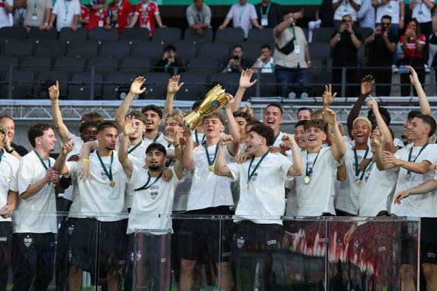 23.05.26 DFB-Pokal Finale 2026 FC Bayern München - VfB Stuttgart Deutschland, Berlin, 23.05.2026, Fussball, Saison 2025 2026, DFB-Pokal Finale 2026 Berlin, Siegerehrung U19 VfB Stuttgart. VfB Kapitän Yanik Spalt, Mitte .