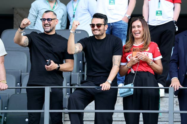 Sport Bilder des Tages 23.05.26 DFB-Pokal Finale 2026 FC Bayern München - VfB Stuttgart Deutschland, Berlin, 23.05.2026, Fussball, Saison 2025 2026, DFB-Pokal Finale 2026 Berlin, FC Bayern München - VfB Stuttgart: Sänger Giovanni Zarrella, Mitte mit Ehefrau Jana Ina, rechts. *** 23 05 26 DFB Pokal Final 2026 FC Bayern Munich VfB Stuttgart Germany, Berlin, 23 05 2026, Football, Season 2025 2026, DFB Pokal Final 2026 Berlin, FC Bayern Munich VfB Stuttgart Singer Giovanni Zarrella, center with wife Jana Ina, right