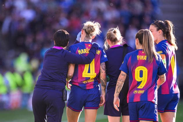260523 Mapi Leon of Barcelona receives medical attention during the UEFA Women s Champions League final football match between Barcelona and Lyon on May 23, 2026 in Oslo. Photo: Jon Olav Nesvold BILDBYRAN COP 217 VG0925 bbeng football fotball fotboll soccer champions league finale final final 2026 mesterligaen dam fcb barcelona lyon ol lyonnes Copyright: JONxOLAVxNESVOLD BB260523JE042