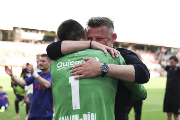 VOLENDAM - Willem II goalkeeper Thomas Didillon-Hödl and Willem II coach John Stegeman celebrate promotion to the Eredivisie after the promotion relegation play-off final match between FC Volendam and Willem II at the Kras Stadium on May 23, 2026, in Volendam, the Netherlands. SONNY LENSEN ANP Play-offs Promotion Relegation - FINAL 2025-2026 xVIxANPxSportx xxANPxIVx 559150578 originalFilename: 559150578.jpg