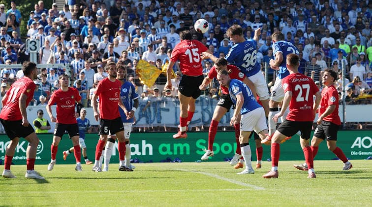 Stuttgart-Degerloch, Fußball Wfv-Pokalfinale Stuttgarter Kickers vs. SG Sonnenhof Großaspach, Torschütze Mario Borac (Kickers, Nr. 36) köpft das Tor zum 1:2