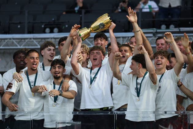 23.05.26 DFB-Pokal Finale 2026 FC Bayern München - VfB Stuttgart Deutschland, Berlin, 23.05.2026, Fussball, Saison 2025 2026, DFB-Pokal Finale 2026 Berlin, Siegerehrung U19 VfB Stuttgart. VfB Kapitän Yanik Spalt, Mitte .
