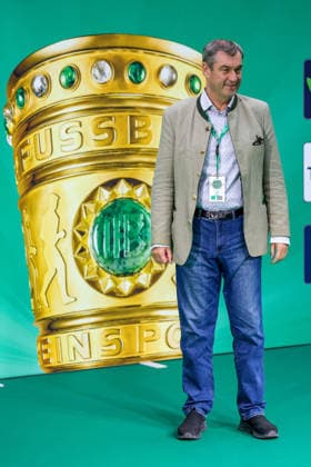 23.05.2026, Fußball, 83. DFB-Pokal Finale,, FC Bayern München - VfB Stuttgart, Olympioastadion Berlin, Saison 2025 2026: Markus Söder Ministerpräsident von Bayern beim Catwalk über den Grünen Teppich vor dem Spiel Promis VIP DFB regulations prohibit any use of photographs as image sequences and or quasi-video. Berlin Deutschland