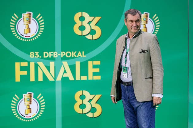 23.05.2026, Fußball, 83. DFB-Pokal Finale,, FC Bayern München - VfB Stuttgart, Olympioastadion Berlin, Saison 2025 2026: Markus Söder Ministerpräsident von Bayern beim Catwalk über den Grünen Teppich vor dem Spiel Promis VIP DFB regulations prohibit any use of photographs as image sequences and or quasi-video. Berlin Deutschland