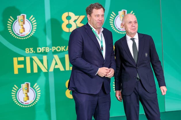 23.05.2026, Fußball, 83. DFB-Pokal Finale,, FC Bayern München - VfB Stuttgart, Olympioastadion Berlin, Saison 2025 2026: Lars Klingbeil Stellvertreter des Bundeskanzlers menem Präsident des Deutschen Fußball-Bundes Bernd Neuendorf beim Catwalk über den Grünen Teppich vor dem Spiel Promis VIP DFB regulations prohibit any use of photographs as image sequences and or quasi-video. Berlin Deutschland