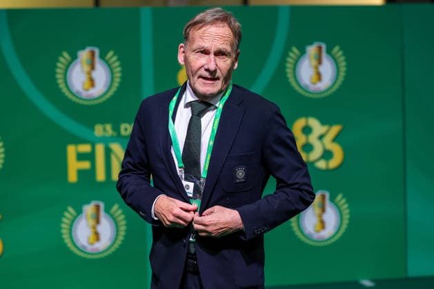 23.05.2026, Fußball, 83. DFB-Pokal Finale,, FC Bayern München - VfB Stuttgart, Olympioastadion Berlin, Saison 2025 2026: Hans-Joachim Watzke Präsident BVB beim Catwalk über den Grünen Teppich vor dem Spiel Promis VIP DFB regulations prohibit any use of photographs as image sequences and or quasi-video. Berlin Deutschland