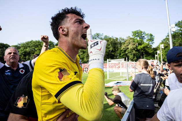Finaltag der Amateure 2026: SC Fortuna Köln - FC Viktoria Köln; Sportpark Höhenberg, Köln; 23.05.2026 FC Viktoria Köln bejubelt Sieg. Arne Schulz (FC Viktoria Köln, 27) Finaltag der Amateure 2026: SC Fortuna Köln - FC Viktoria Köln; Sportpark Höhenberg, Köln; 23.05.2026 Copyright: xBEAUTIFULxSPORTS Buriakovx