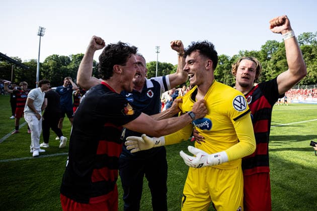 Finaltag der Amateure 2026: SC Fortuna Köln - FC Viktoria Köln; Sportpark Höhenberg, Köln; 23.05.2026 FC Viktoria Köln bejubelt Sieg. Simon Handle (FC Viktoria Köln, 7) Finaltag der Amateure 2026: SC Fortuna Köln - FC Viktoria Köln; Sportpark Höhenberg, Köln; 23.05.2026 Copyright: xBEAUTIFULxSPORTS Buriakovx