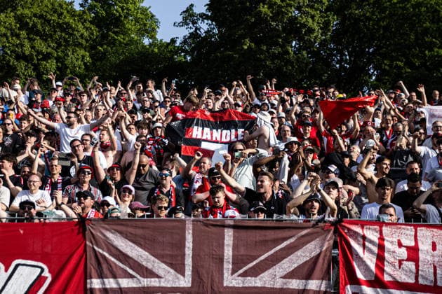 Finaltag der Amateure 2026: SC Fortuna Köln - FC Viktoria Köln; Sportpark Höhenberg, Köln; 23.05.2026 FAns von FC Viktoria Köln mit dem Banner. Trikot von Simon Handle (FC Viktoria Köln, 7) Finaltag der Amateure 2026: SC Fortuna Köln - FC Viktoria Köln; Sportpark Höhenberg, Köln; 23.05.2026 Copyright: xBEAUTIFULxSPORTS Buriakovx