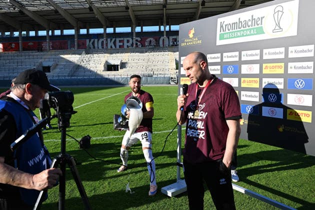 23.05.2026, xpsx, Fußball Finale Hessenpokal, SG Barockstadt Fulda-Lehnerz - SV Wehen Wiesbaden v.l. Jubel, Freude über den Pokalsieg Bierdusche von Fatih Kaya (SV Wehen Wiesbaden) für Trainer Coach Daniel Schernig (SV Wehen Wiesbaden) (DFL DFB REGULATIONS PROHIBIT ANY USE OF PHOTOGRAPHS as IMAGE SEQUENCES and or QUASI-VIDEO) Offenbach