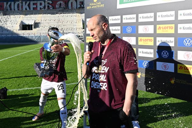 23.05.2026, xpsx, Fußball Finale Hessenpokal, SG Barockstadt Fulda-Lehnerz - SV Wehen Wiesbaden v.l. Jubel, Freude über den Pokalsieg Bierdusche von Fatih Kaya (SV Wehen Wiesbaden) für Trainer Coach Daniel Schernig (SV Wehen Wiesbaden) (DFL DFB REGULATIONS PROHIBIT ANY USE OF PHOTOGRAPHS as IMAGE SEQUENCES and or QUASI-VIDEO) Offenbach