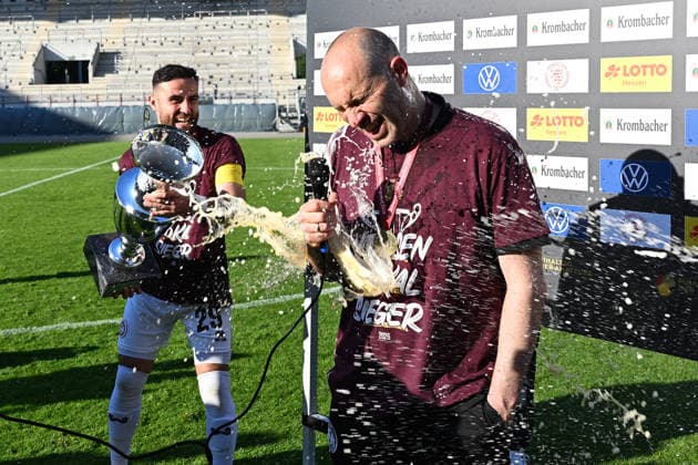 23.05.2026, xpsx, Fußball Finale Hessenpokal, SG Barockstadt Fulda-Lehnerz - SV Wehen Wiesbaden v.l. Jubel, Freude über den Pokalsieg Bierdusche von Fatih Kaya (SV Wehen Wiesbaden) für Trainer Coach Daniel Schernig (SV Wehen Wiesbaden) (DFL DFB REGULATIONS PROHIBIT ANY USE OF PHOTOGRAPHS as IMAGE SEQUENCES and or QUASI-VIDEO) Offenbach