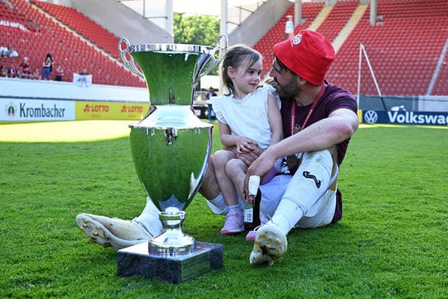 23.05.2026, xpsx, Fußball Finale Hessenpokal, SG Barockstadt Fulda-Lehnerz - SV Wehen Wiesbaden v.l. Jubel, Freude über den Pokalsieg Sascha Mockenhaupt (SV Wehen Wiesbaden) mit seiner Tochter (DFL DFB REGULATIONS PROHIBIT ANY USE OF PHOTOGRAPHS as IMAGE SEQUENCES and or QUASI-VIDEO) Offenbach