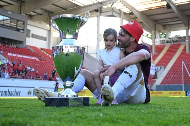 23.05.2026, xpsx, Fußball Finale Hessenpokal, SG Barockstadt Fulda-Lehnerz - SV Wehen Wiesbaden v.l. Jubel, Freude über den Pokalsieg Sascha Mockenhaupt (SV Wehen Wiesbaden) mit seiner Tochter (DFL DFB REGULATIONS PROHIBIT ANY USE OF PHOTOGRAPHS as IMAGE SEQUENCES and or QUASI-VIDEO) Offenbach