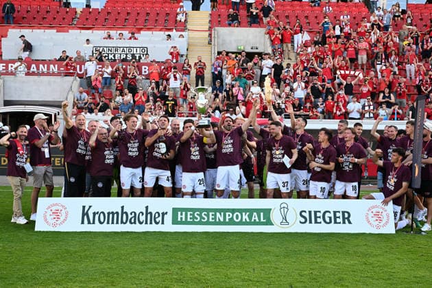 23.05.2026, xpsx, Fußball Finale Hessenpokal, SG Barockstadt Fulda-Lehnerz - SV Wehen Wiesbaden v.l. Jubel, Freude über den Pokalsieg Siegerfoto mit dem Pokal mit Sascha Mockenhaupt (SV Wehen Wiesbaden) (DFL DFB REGULATIONS PROHIBIT ANY USE OF PHOTOGRAPHS as IMAGE SEQUENCES and or QUASI-VIDEO) Offenbach