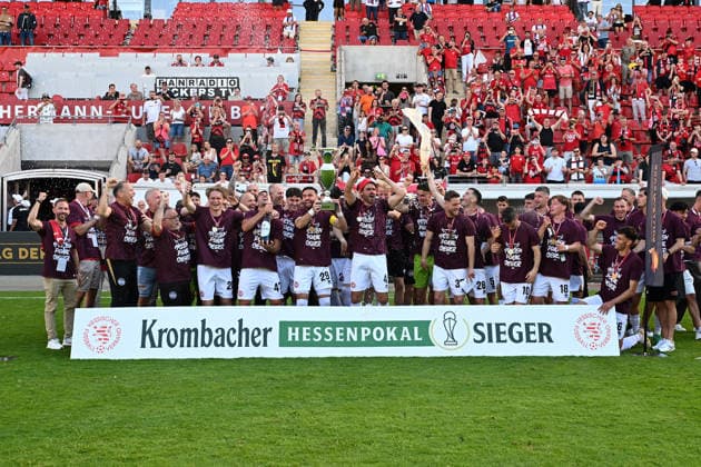 23.05.2026, xpsx, Fußball Finale Hessenpokal, SG Barockstadt Fulda-Lehnerz - SV Wehen Wiesbaden v.l. Jubel, Freude über den Pokalsieg Siegerfoto mit dem Pokal mit Sascha Mockenhaupt (SV Wehen Wiesbaden) (DFL DFB REGULATIONS PROHIBIT ANY USE OF PHOTOGRAPHS as IMAGE SEQUENCES and or QUASI-VIDEO) Offenbach