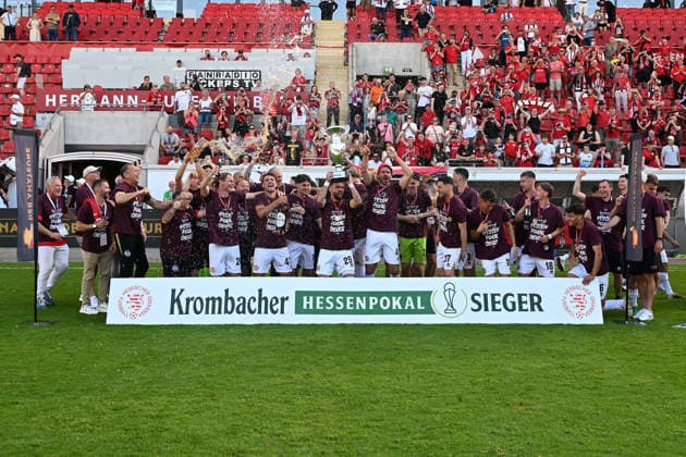 23.05.2026, xpsx, Fußball Finale Hessenpokal, SG Barockstadt Fulda-Lehnerz - SV Wehen Wiesbaden v.l. Jubel, Freude über den Pokalsieg Siegerfoto mit dem Pokal mit Sascha Mockenhaupt (SV Wehen Wiesbaden) (DFL DFB REGULATIONS PROHIBIT ANY USE OF PHOTOGRAPHS as IMAGE SEQUENCES and or QUASI-VIDEO) Offenbach
